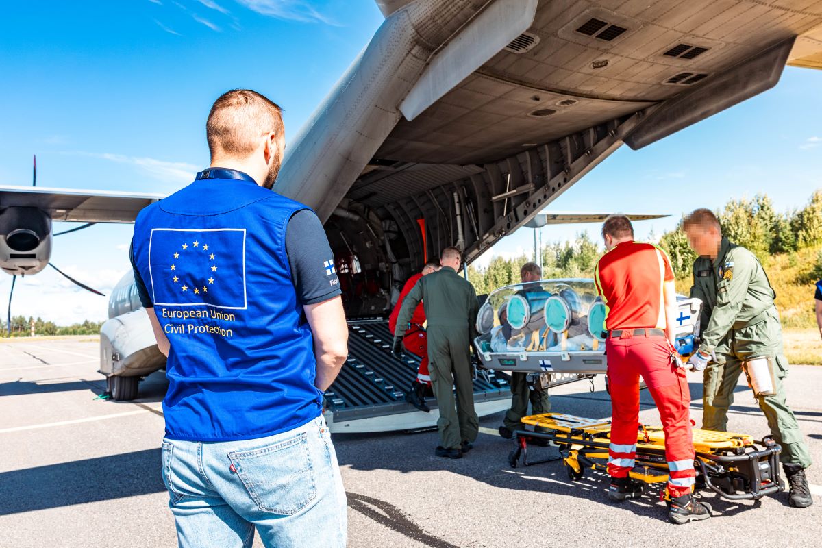 Kuvassa Ebola-potilaan lentoevakuoinnin simulointi ja testaus viranomaisyhteistyönä. Kuvassa Ebolapotilasta kuljetetaan lentokoneeseen. 