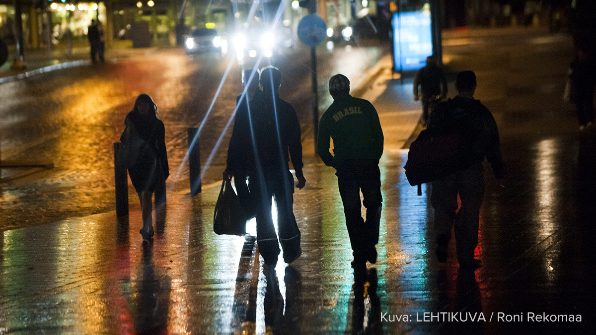 Kuvituskuva, jossa ihmiset kävelevät pimeällä kadulla.