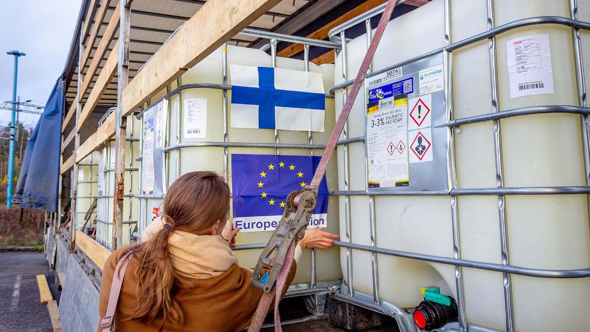 Släckningsskum packad och på väg till Ukraina.