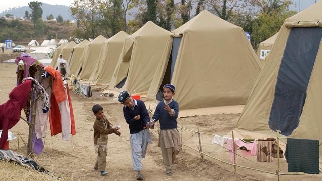 Lapsia pakolaisleirillä.