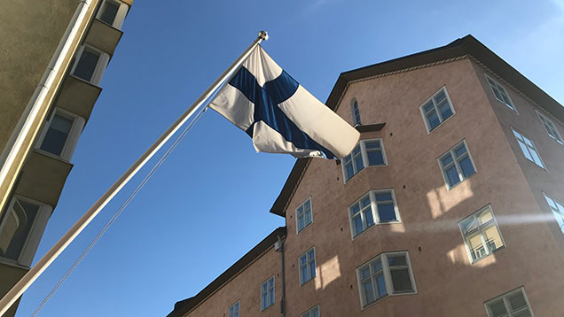 Suomen lippu auringossa.