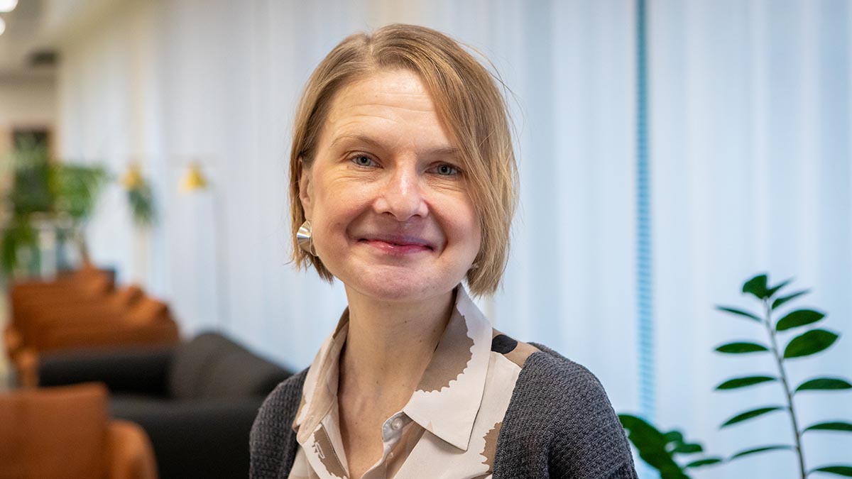 Aino Harinen hymyilee kuvassa.