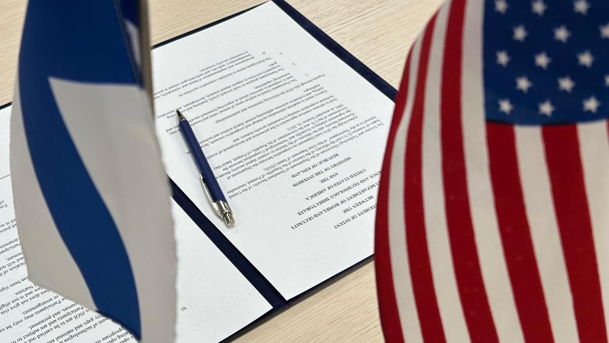 Suomen ja Yhdysvaltojen pöytäliput. Pöydällä yhteistyöjulistus.