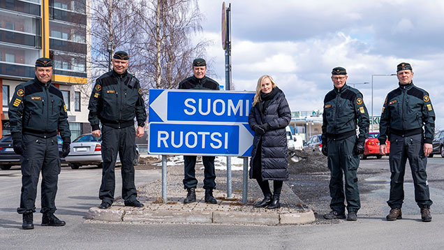 Sisäministeri Maria Ohisalo ja rajavartijat.