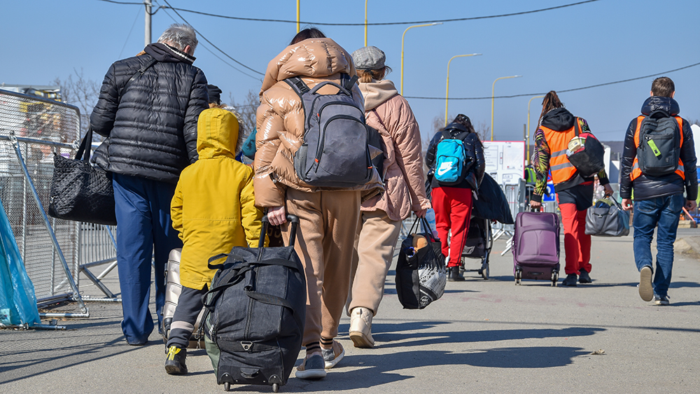 Ukrainalaispakolaisia pakenemassa.